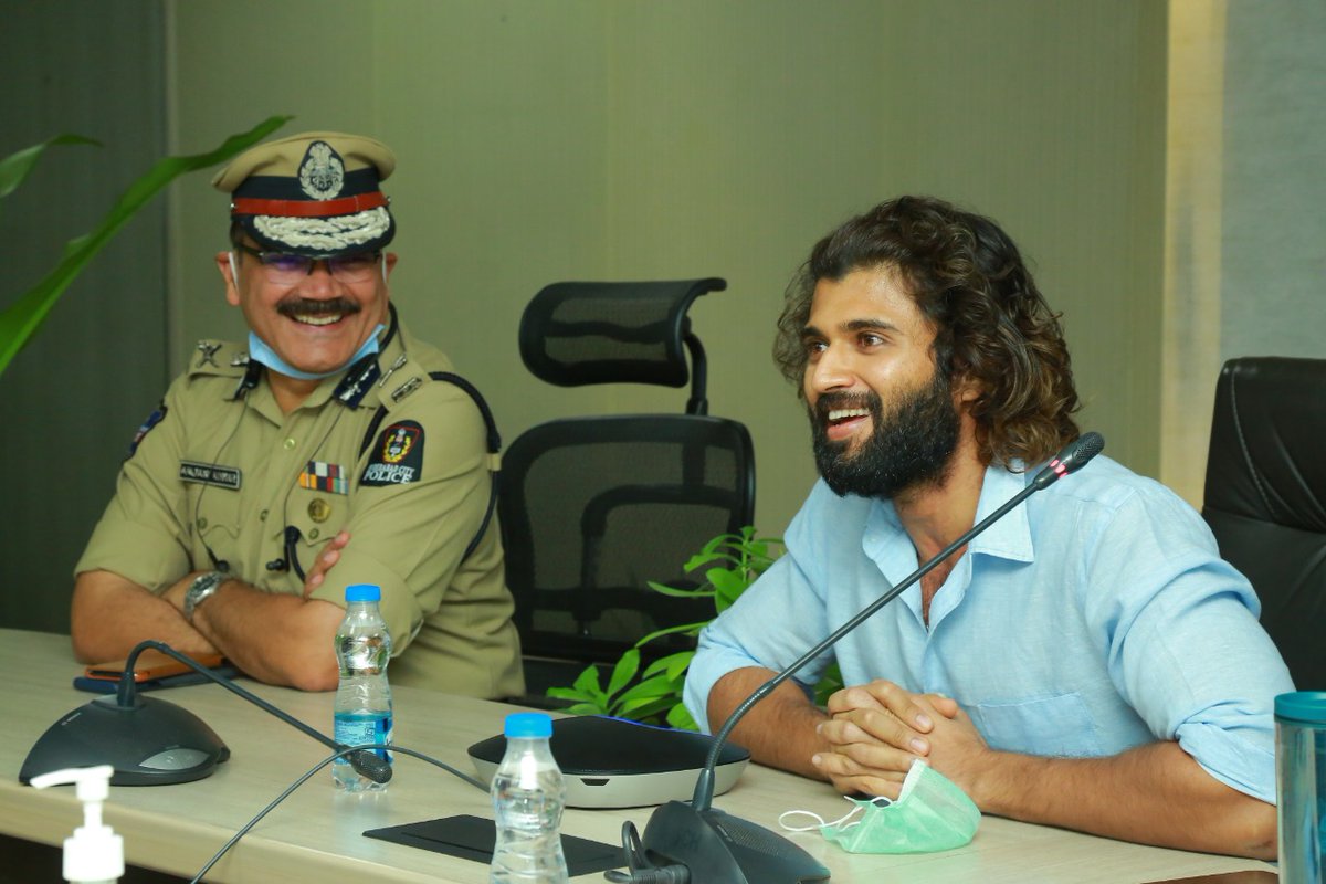 telugufilmnagar's tweet photo. Rowdy #VijayDevarkonda interacts with #Hyderabad Police officers through Video Conference to enhance their spirits during this tough time.

#IndiaFightsCorona @TheDeverakonda #Tollywood #TeluguFilmNagar https://t.co/YcZJYDETS9