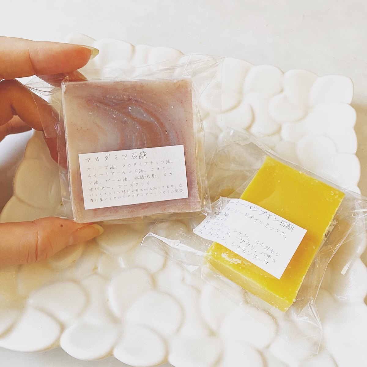 Lica 先日 宮崎に住む大切な友人が手作りのアロマ石鹸を贈ってくれました 手を洗う機会が多くなったのでたくさん作ったとのこと 温かさが心に沁みました どちらも本当にいい香りで 身も心も綺麗になる これはいまとても大事だわ 弓ちゃん 本当に Lica 先日 宮崎に住む大切な友人が手作りのアロマ石鹸を贈ってくれました 手を洗う機会が多くなったのでたくさん作ったとのこと 温かさが心に沁みました どちらも本当にいい香りで 身も心も綺麗になる これはいまとても大事だわ 弓ちゃん 本当に