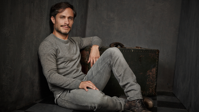 Gael Garcia Bernal (5'6) - this isn't actually surprising I just wanted to add him because he's mexican and i love him also just look at that photo of Diego Luna lifting him. amazing.