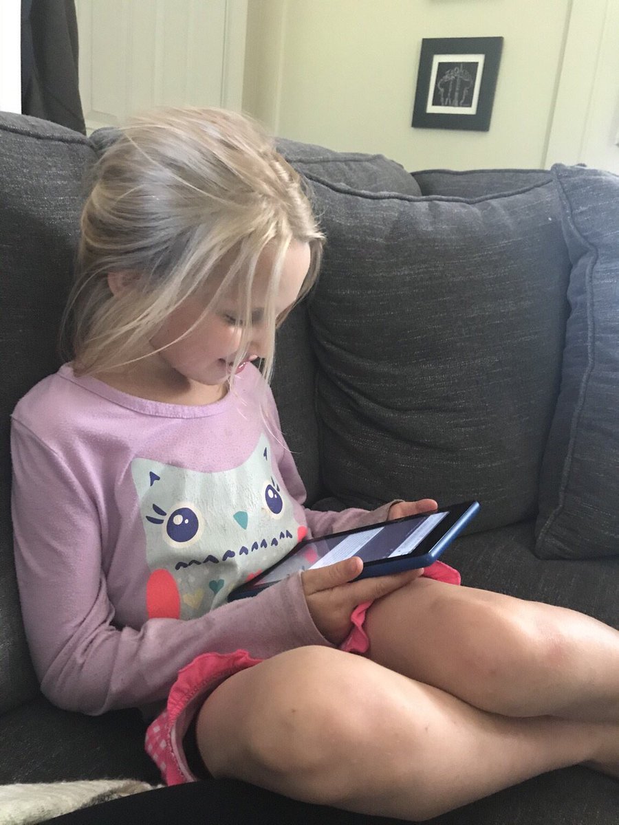 It made MY day today to receive this picture from a parent today with the caption: “It made her day to hear your morning message”
These moments make the struggles of online learning worth it💜 @PrincipalERD <a href="/DicksonTigers/">E.R. Dickson Tigers</a>