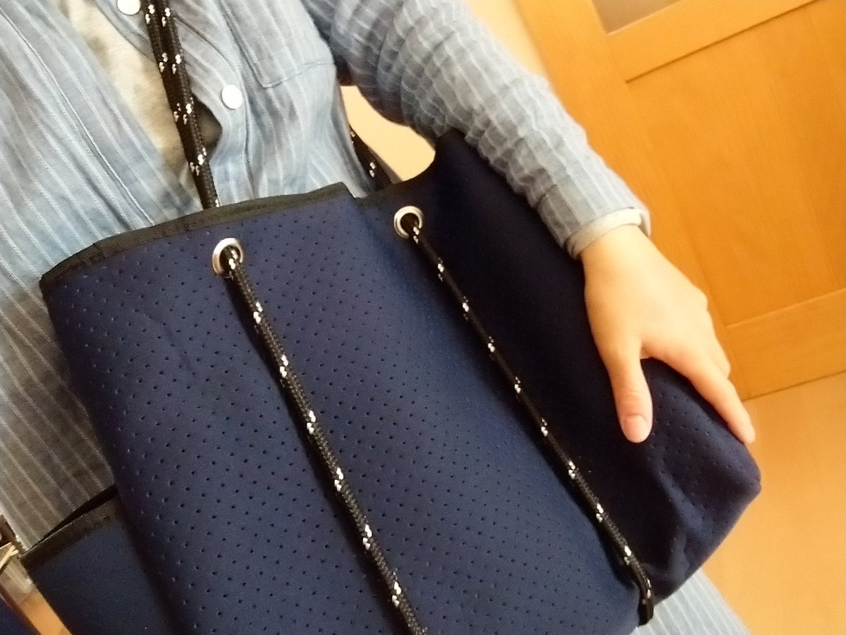 のぞ ネオプレン素材のトートバッグを持ってるママさん多くて 使ってみたいなーと思っていたけど何万円もするから躊躇してた ナノ ユニバースのムック本 軽量bigトートbook が3000円くらいだったので購入 肌あたりがやわらかくて肩紐長めだから 子供