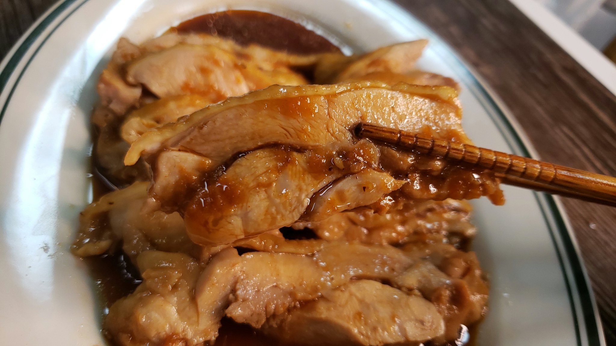 リュウジ 料理のおにいさんバズレシピ 漬けてレンジでチンで完成 焼肉のタレ だけ で作る鶏チャーシューがマジで柔らかく味染みで激ウマです 黄金鶏チャーシュー 鶏モモ肉300gにフォークで穴を開け 容器に入れ黄金の味大3半揉み混み15分常温で漬け