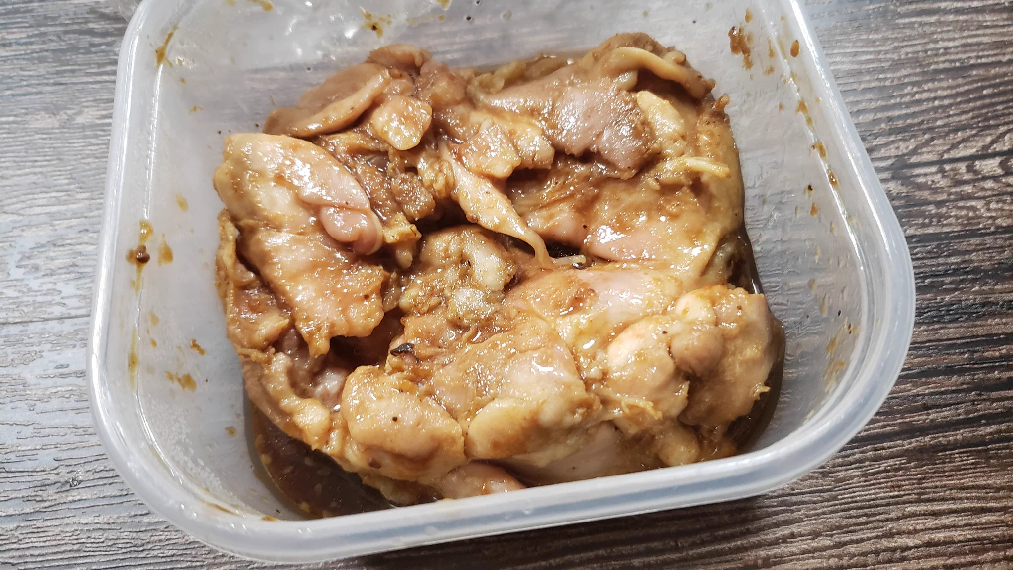 【カンタンバズレシピ】焼肉のたれを漬け込むだけでやわらか鶏もも肉に