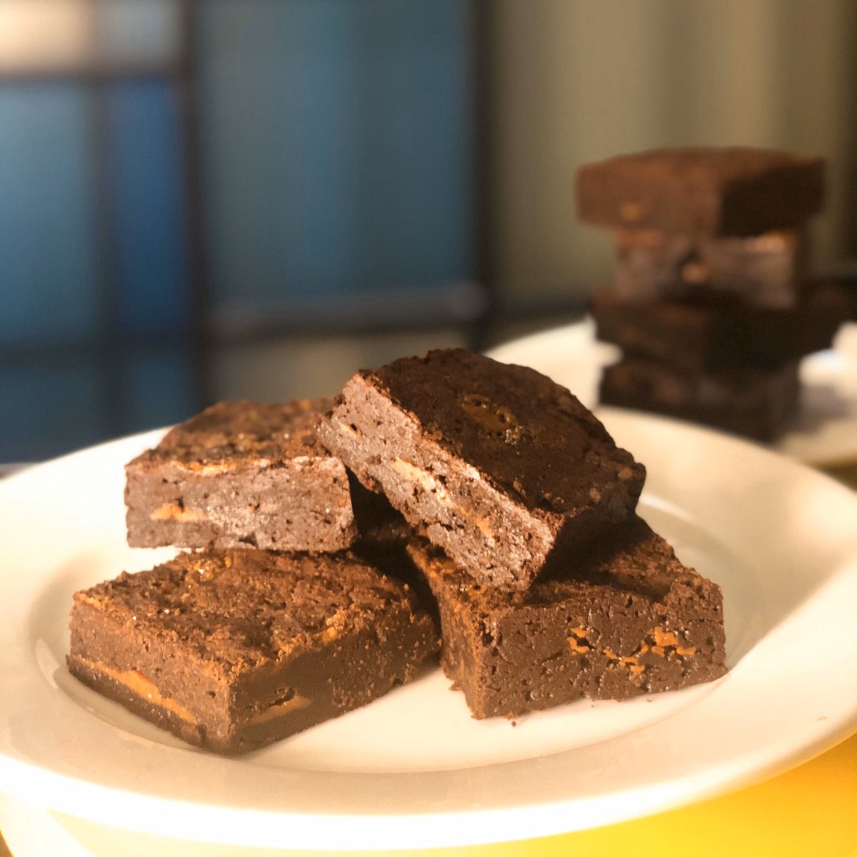 BkkCollective's tweet photo. Caramel Fudge Brownie ชิ้นละ 240 บาท #spacebrownie #บราวนี่ #กัญชา 
#เมนูกักตัวchallenge #เมนูกักตัว #อร่อย #อร่อยบอกต่อ #อร่อยไปแดก @aroii รับประกันความแรง 💥 สนใจสั่งซื้อ กด https://t.co/dy7ZaxZQ7w ได้จ้าา จัดส่งทั่วประเทศ🤪🤙🏻🤙🏻 https://t.co/C8jdAbkctV