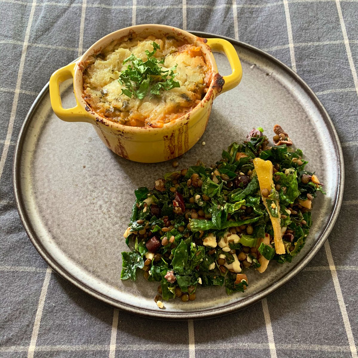 saddle the fuck UP! this is a vëgané shepherd’s pie w leftover kale n lentil salad