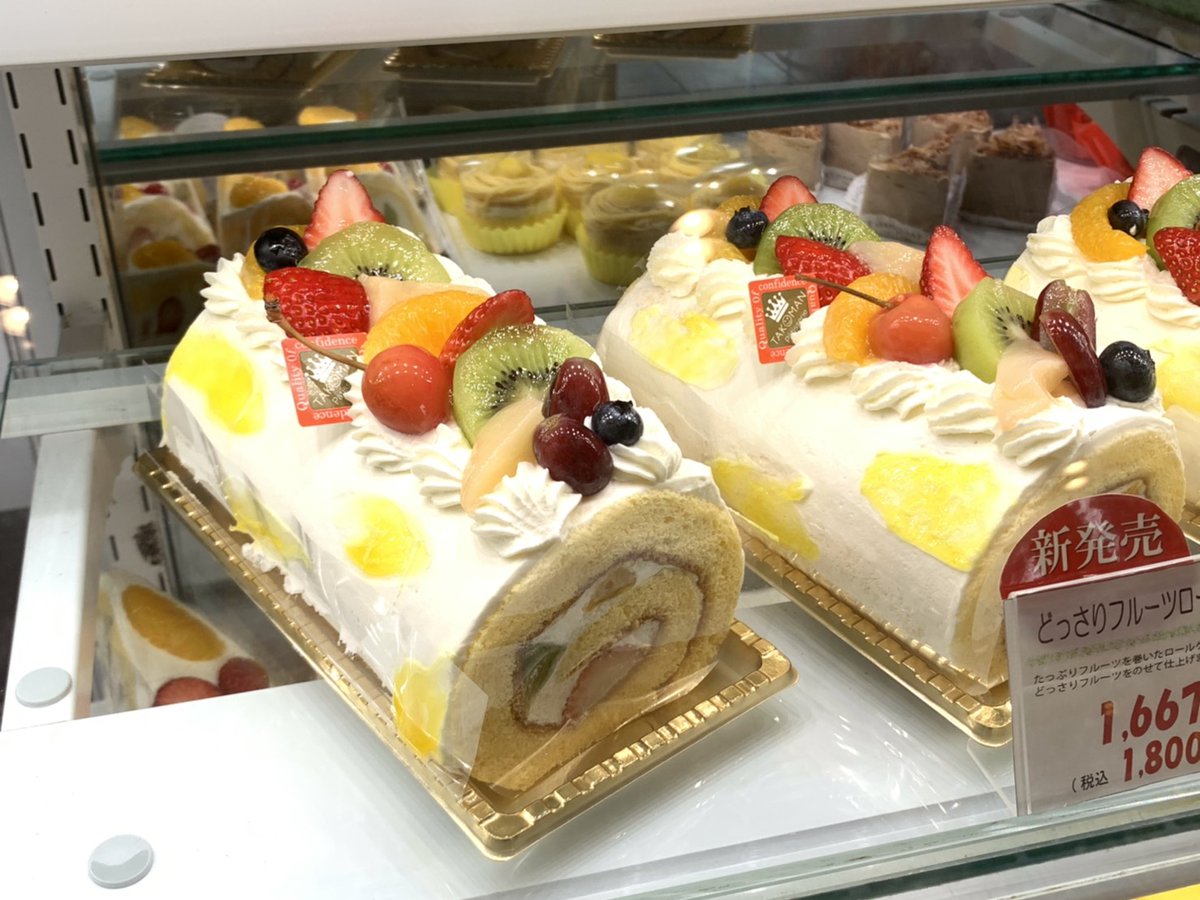 たこまん 新しいロールケーキがお店に並びました どっさりフルーツロール お菓子で日本を元気に 定期的にお菓子をアップするアカウント T Co F6mdxxxvtd Twitter