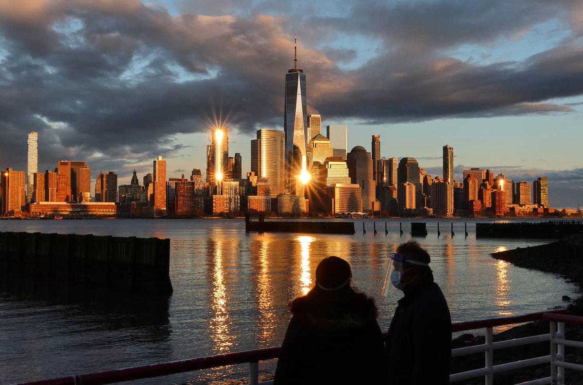 GaryHershorn's tweet photo. Mother nature beautiful linked the city together tonight with a rainbow connecting One World Trade Center to the Empire State Building then reminded everyone what a golden place New York City really is @NYGovCuomo @NYCMayor @nycgo @nycgov @NYCMayorsOffice https://t.co/iH8cHw1SwG