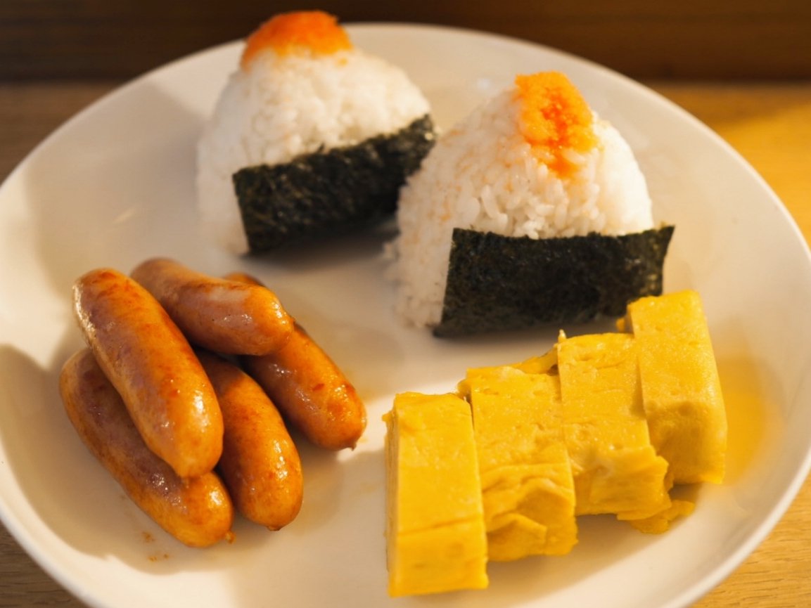 永塚 拓馬 على تويتر 今日は たらこおにぎりと卵焼きとウインナーです 日本のハッピーセット