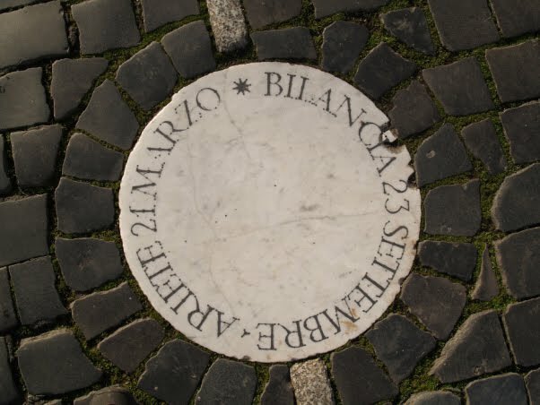 Y como mencioné arriba, este Obelisco funciona como reloj solar, siendo el gnomon de la meridiana más alto del mundo, hay círculos donde cae la sombra de la cruz durante el solsticio de verano. El Obelisco de Washington funciona igual.