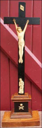 El crucifijo “Jansenist” o cruz doblada que simboliza que Jesús murió por algunos y no para salvarnos a TODOS, como creemos, fue prohibido en 1670 por el Papa Clemente X pero al Papa Francisco por supuesto le vale madre.