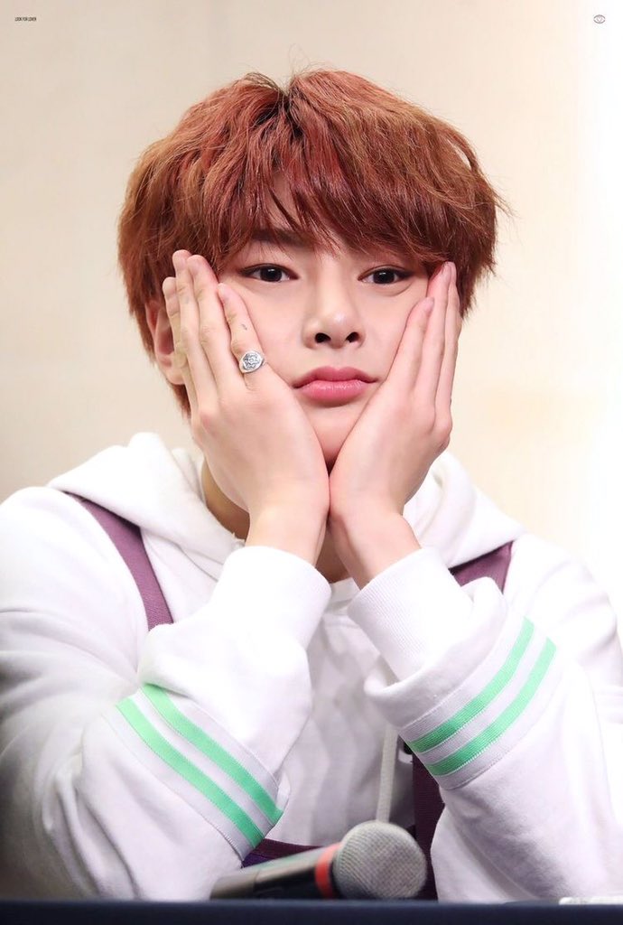 a thread of jeongin doing this pose because he’s best boy