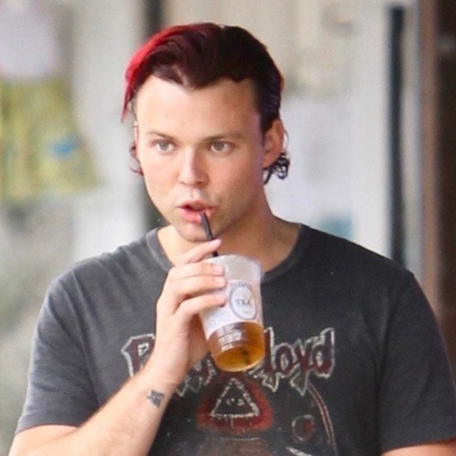 ashton irwin with coffee: a thread