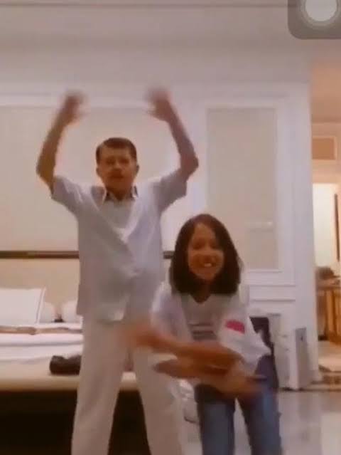 Anak tiktok.Kalau yang ini tipe tipe anak yang mau ada wabah, kasus, atau kiamat juga tetap goyang & joget saja. Umumnya dilakukan cewek dan cowok yg orientasi nya bisa utk dipertanyakan. Anaknya "diasikin aja gaess"