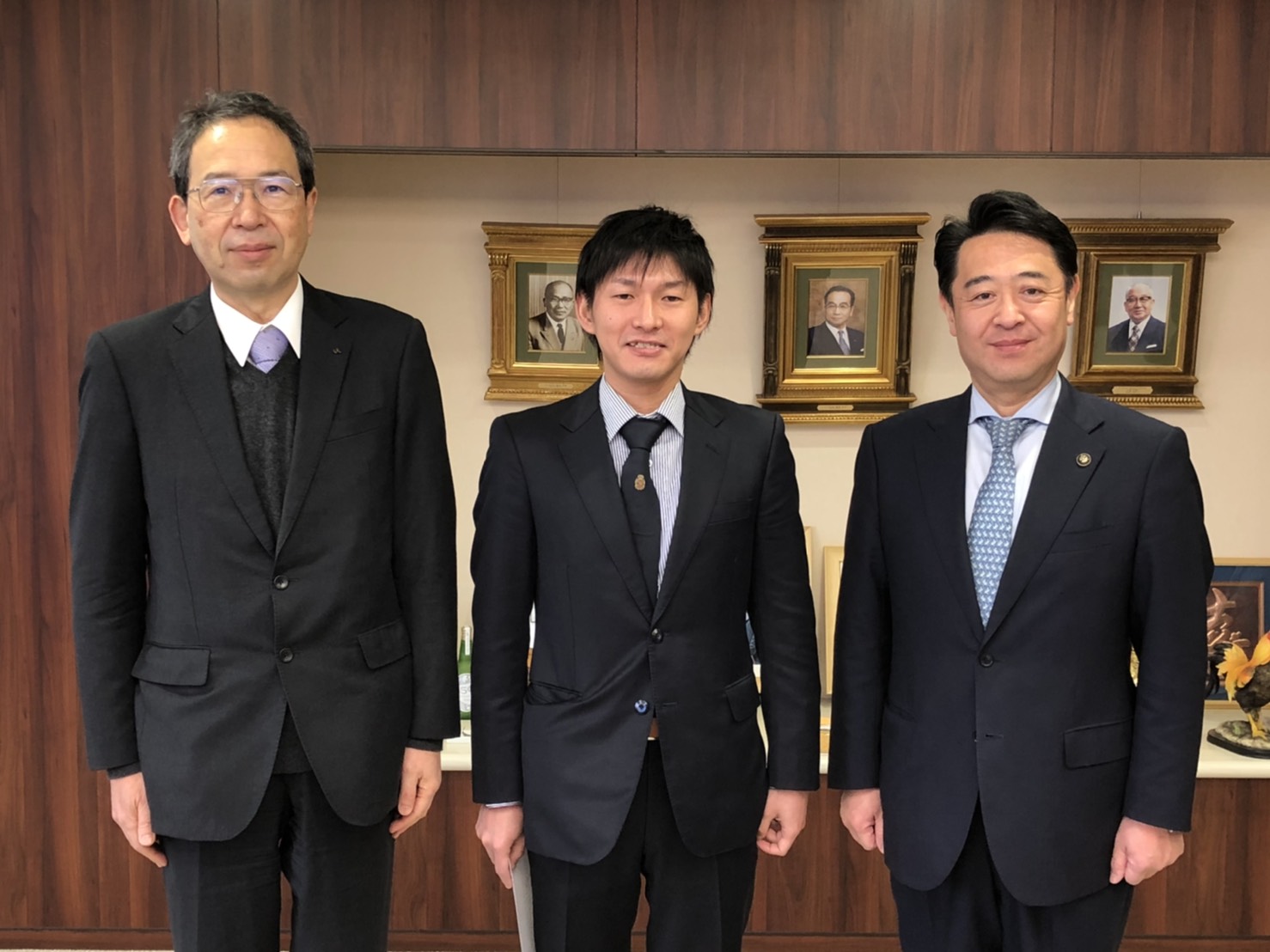 佐久市長 柳田清二 佐久市立浅間病院に新しいお医者さん この度 藤野翔太郎先生をお迎えできました 産婦人科の先生です 産婦人科の先生は貴重な存在です 藤野先生が加わり常勤4人非常勤8人体制になりました ようこそ お出で下さいました 写真