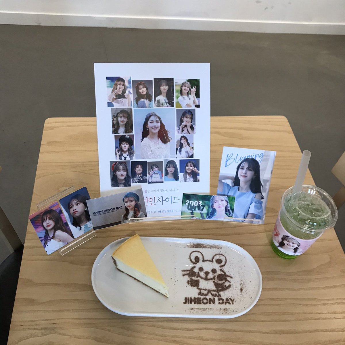 2020jiheonSup's tweet photo. 음료 1잔 이상 구매시 기본 특전
+
세트메뉴(음료+디저트) 주문시 함께 나오는 레터링 실물 입니다! https://t.co/GxyjCZw1Nv