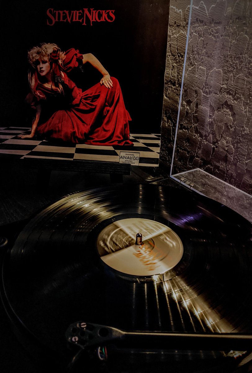 VelvetRebel1984's tweet photo. If you don't love @StevieNicks I will fight you. #RoomsOnFire #StevieNicks https://t.co/cGBpBF80F3