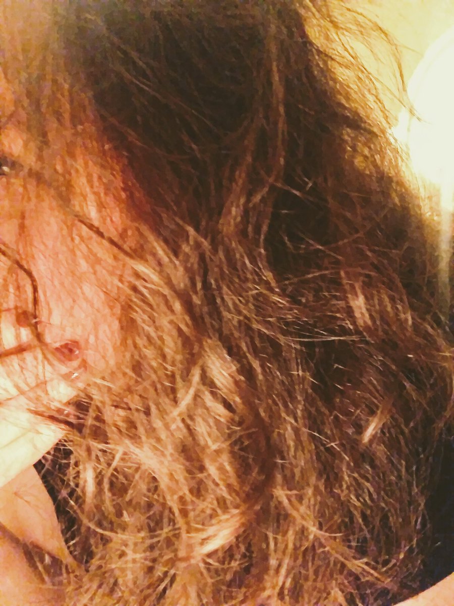 MusingMischief's tweet photo. 🤔🙃🤗...case in point... #curlyhairhalo #thefrizzisreal #ilovemyctazyeaves https://t.co/zunZ6tGIRP