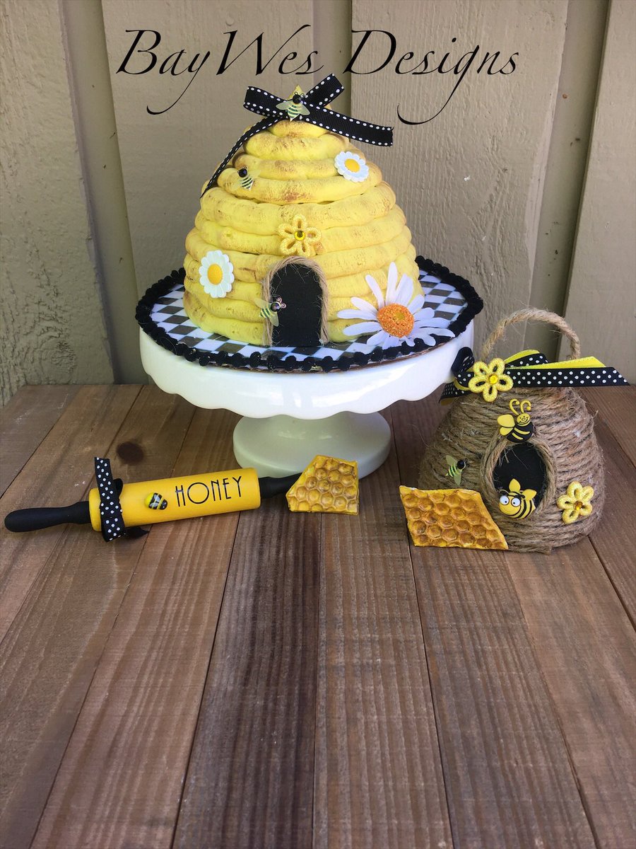 KarenTuc's tweet photo. Bee hive cake anyone. This is for decoration not real. This is a fake bake cake #fakebake #fakecake https://t.co/MSRJ4raKXA