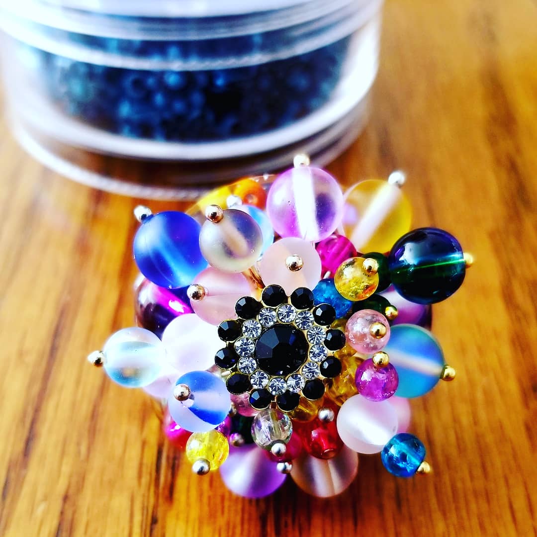 gothic_jam's tweet photo. 指輪完成しました(。・ω・。)ゞ
台座もハンドメイドでcolorfulにしてみました(*ﾉωﾉ)❣️
#ハンドメイド好きさんと繋がりたい 
#ハンドメイド好きさんとつながりたい #ハンドメイド作家 https://t.co/5Mi4AfeDq9