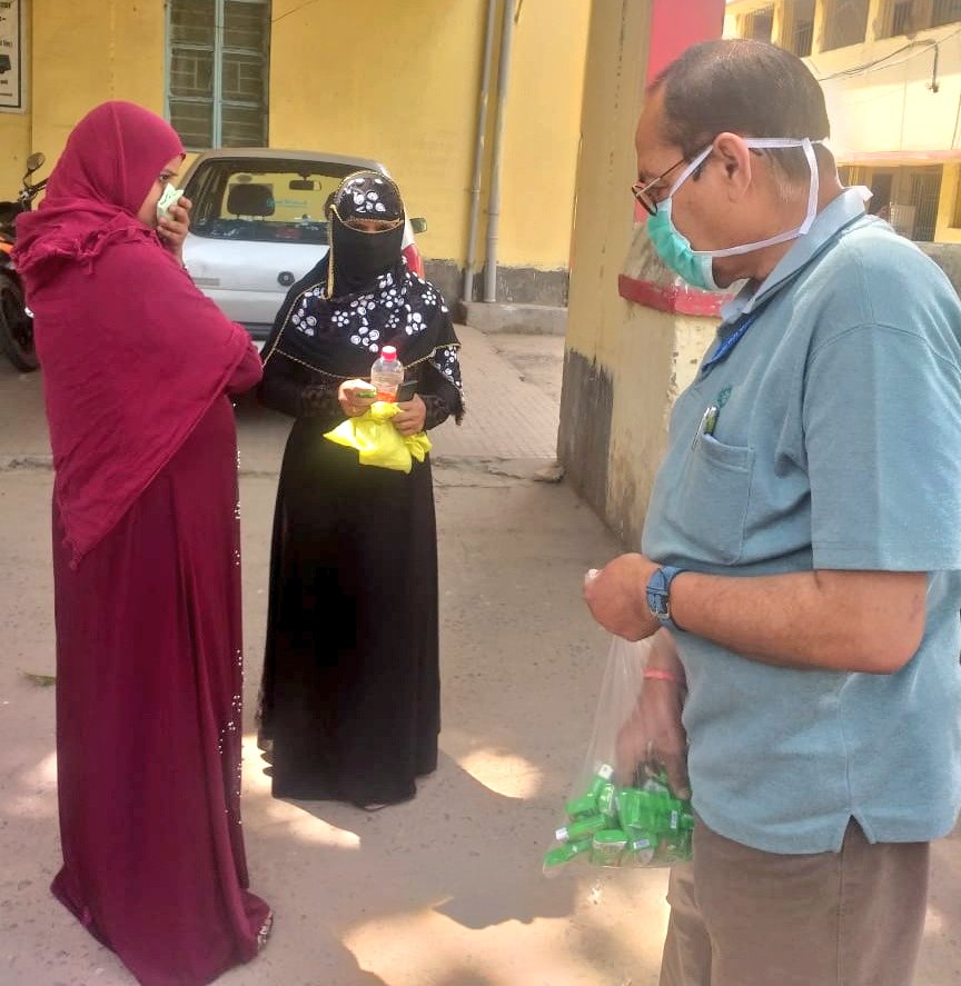 saurabhiirm's tweet photo. #Doctors & staff of Govt #Hospital of #Danapur in alliance wid @ActionAidIndia provide #Dettol soaps to maintain hygiene during #COVID2019. @ActionAidIndia & @DettolIndia are reaching out to the marginalized population of #Bihar fr spreading awareness about hygiene. @discoverRB https://t.co/2PKit1Lzdt