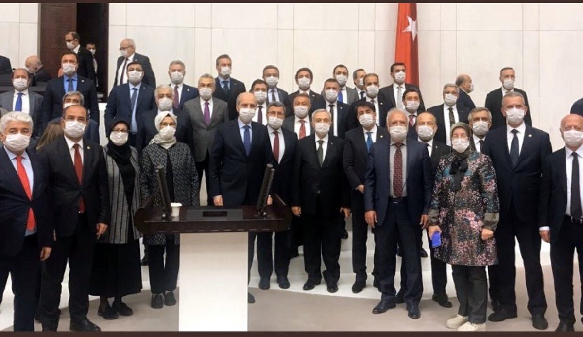 Binlerce siyasetçi, gazeteci, tweet atanı cezaevinde ölüme terk eden yasaya evet deyip poz verenleri unutmayın!
Çok yakında devran dönecek. 
Göreceğiz, bu fotoğrafa sahip çıkamayacaklar. 
“Saray’dan talimat gelmişti” diyecekler. 
Utanç belgesi burada kalsın. 
Gün ola...