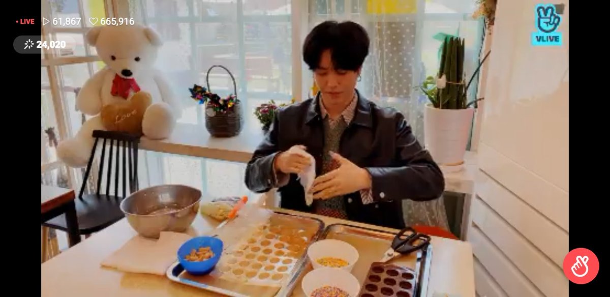 SevenJel's tweet photo. Making chocolate for today's date with Yugyeom uwuuuu~

#EveryDateWithYugyeom #EVERYDATE_GOT7 @GOT7Official https://t.co/cGE9D0cdjv