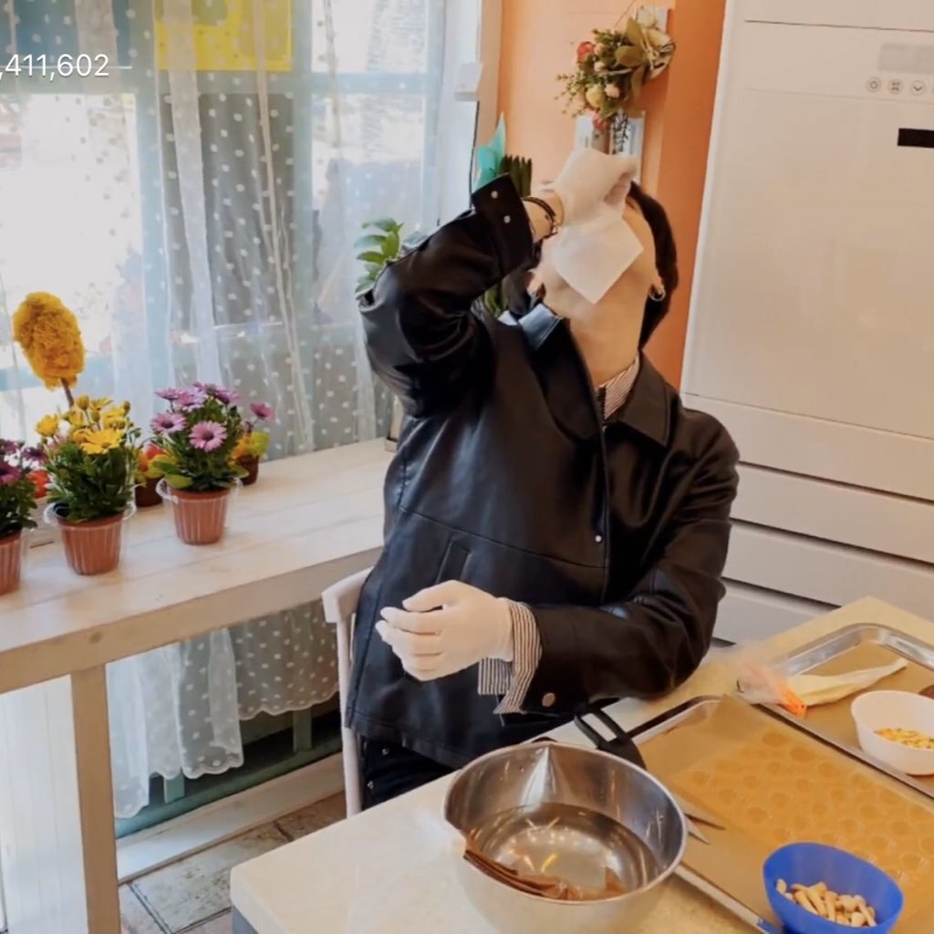 SevenJel's tweet photo. oh no looks like yugyeom is sick but still managed to date us and make chocolates😍 take care babyy

#EveryDateWithYugyeom #EVERYDATE_GOT7 
@GOT7Official https://t.co/z1uZw0FHLN