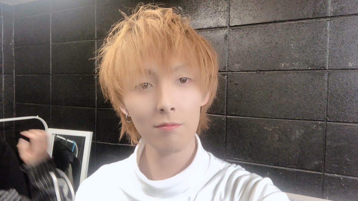 ap_ken0916's tweet photo. @AKI_pierrot_AKA  から。

#自撮りバトン
最近コロナウイルスで、外出自粛していて暇してる人も少なくないはず！！☺️僕もその内の1人です😝
よし！！自分も有名な方とつながってみたい🤩どうか……繋がれっ！
@gen_senden 
@takahashiyu 
@KEN_HIRAI_staff 

iBoyのメンバーからは彼。
@yowa_bug https://t.co/U2n0CzH1Ci