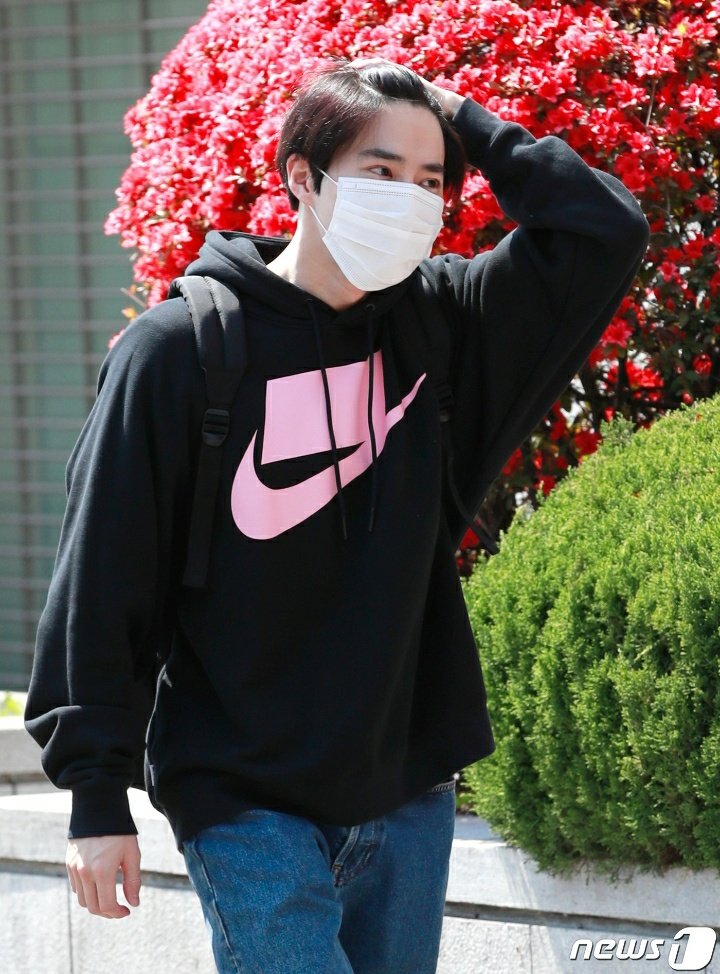 theseoulstory's tweet photo. 📸 EXO Suho on his way to KBS for 'Yoo Hee Yeol's Sketchbook' filming today 💞 @weareoneEXO https://t.co/zp1v5vopxp