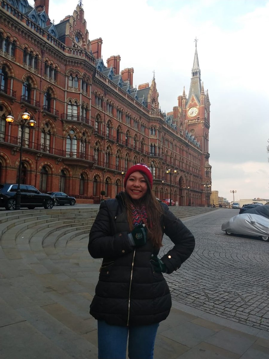 meralu3's tweet photo. Hoy hace un año mi corazón Potterhead fue muy muy muy feliz porque estaba en King’s Cross. 😭🥰
#AlwaysPotterhead https://t.co/s32qWarQqv
