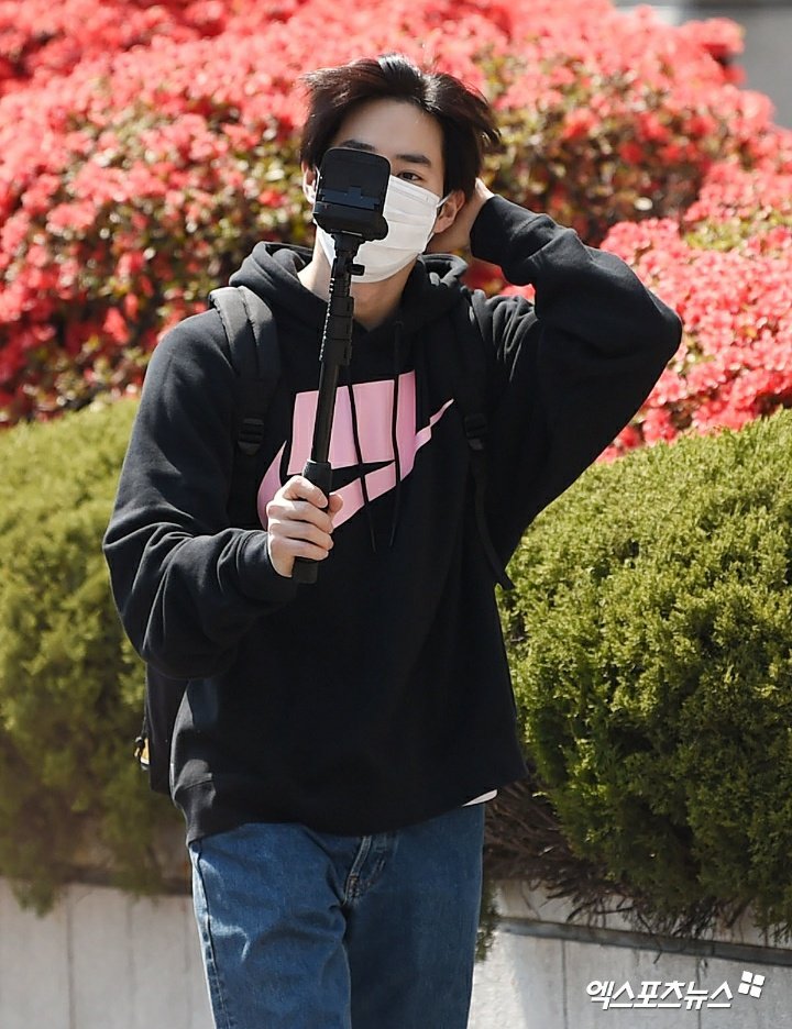 theseoulstory's tweet photo. 📸 EXO Suho on his way to KBS for 'Yoo Hee Yeol's Sketchbook' filming today 💞 @weareoneEXO https://t.co/zp1v5vopxp
