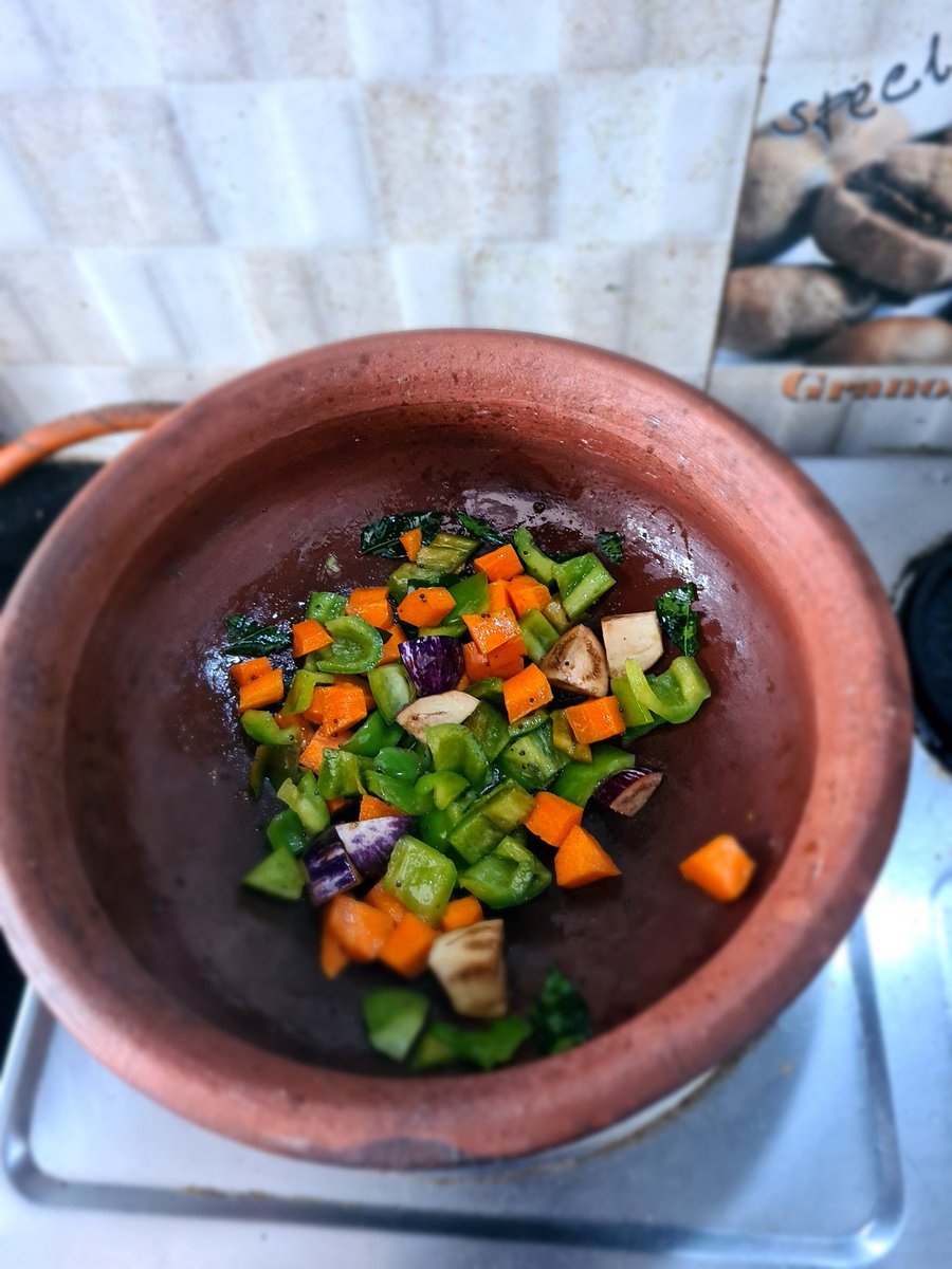 jiljilramamani's tweet photo. Because I felt like cooking in maN paanai today. Kadhamba சாம்பார். #saarvari #pudhuvarusham https://t.co/p2yWVv8KQs