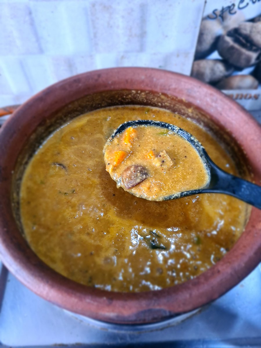 jiljilramamani's tweet photo. Because I felt like cooking in maN paanai today. Kadhamba சாம்பார். #saarvari #pudhuvarusham https://t.co/p2yWVv8KQs