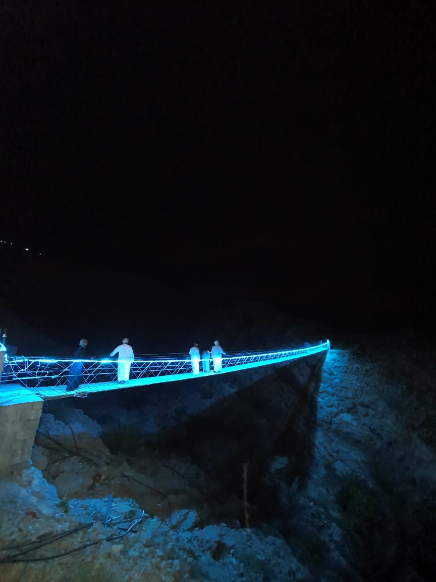 بطول ٤٠ متر  جسر معلق يربط بيتنا بالمزرعة. تم إنشاؤه بسواعد عمانية وبمواصفات هندسية عالية ليتحمل وزن ٣٥ طن.
#مشروع_عائلي
#الحجر_المنزلي