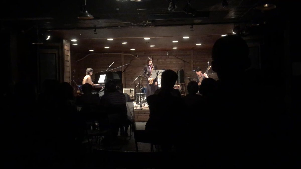 okaujazz's tweet photo. こんにちは、岡山大学JAZZ研究会です！
　私たちはコンボ(少人数)とビックバンド(大編成)をメインとしてJAZZを演奏してます！吹奏楽経験者や楽器経験者はもちろん初心者も沢山在籍しておりみんなで楽しくワイワイしてます！
　新入生の皆さん！自粛期間が明けたら是非練習見に来てください！ https://t.co/JoffHFQOPE