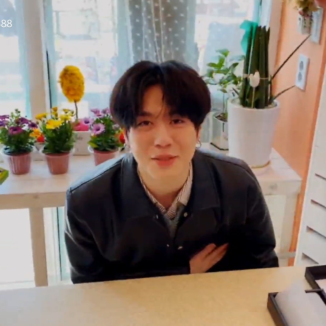 jaybeom7's tweet image. Resumen del vlive de Yugyeom quería estornudar pero no lo hizo

FIN 
~pobre mi bebé con su alergia 🥺❤