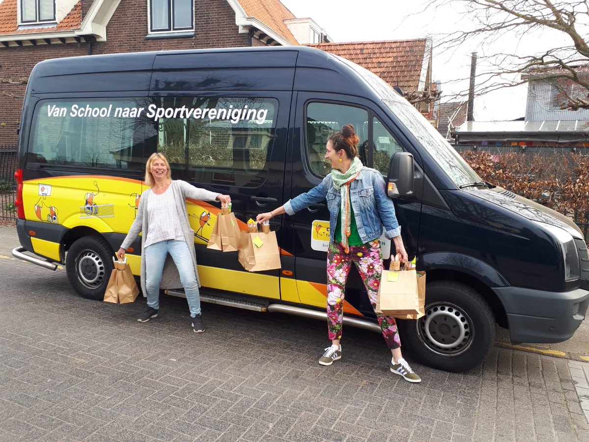 Nood breekt wet...... De van ‘School naar Sportvereniging(bus)’ is nu even de ‘van Sport- naar Huiswerkbus’ geworden..... Klasse collega’s!!! <a href="/HetBariet/">Het Bariet</a>