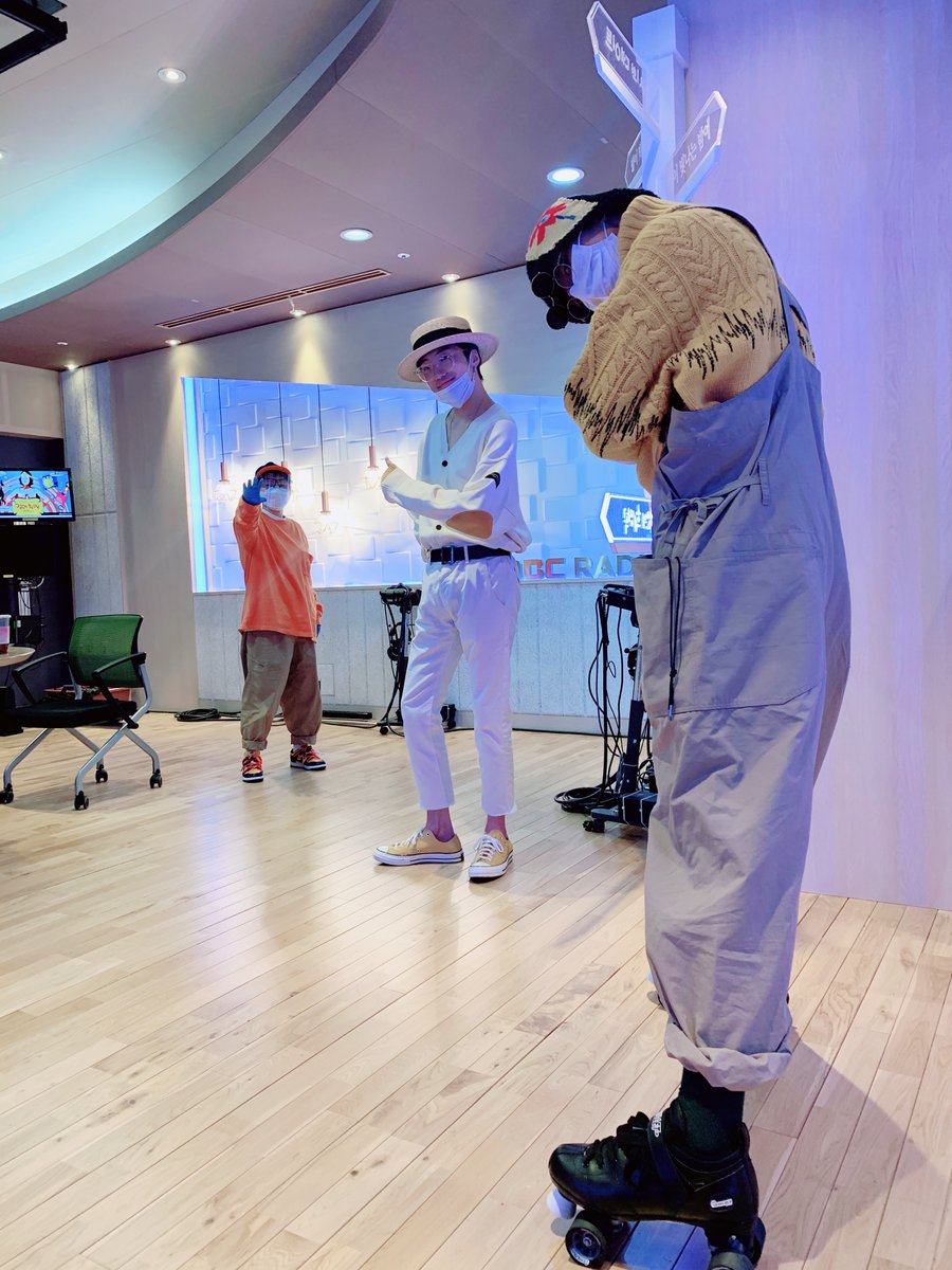 radiombc's tweet photo. [📸 봉춘라디오 비하인드 사진 공개]

엠비씨 라디오 위너 좋아하는거 너무 티내는듯;;;

오늘 정오의희망곡 위너 초대석은 보라돌 대신에
봉춘라디오에서 특별히 유튜브 라이브로 진행했답니다>_<

영원히 Remember 이 케me…💘
👉 https://t.co/SSkU6C6F21

#MBC라디오 #아이돌플래닛 #정오의희망곡 https://t.co/1j6A1reVnc