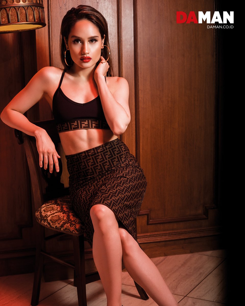 DAMAN_Magazine's tweet photo. Introducing our #DAMANdarling of the month, @xcintakiehlx.
_
Download the digital copy at @gramediaebooks, @zinio, @mobilemagzter, or @PressReader. Get a single copy or subscribe to DA MAN, https://t.co/4p21BmtiIe
_
Outfit by @Fendi
#cintalaura
#DAMANdarling https://t.co/EnqxeDbp35