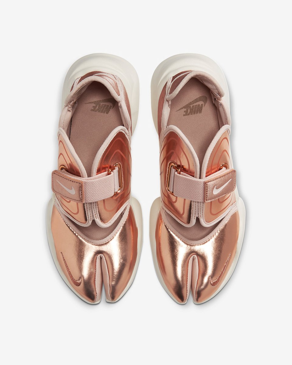 ねこぱん Nikeアクアリフトからシルバーとブロンズモデルが出ます ゴールド派のワイ涙目 色が統一されているので大人っぽい仕上がり シルバーは即完売しそう 近日発売 T Co Fo3skjctvn