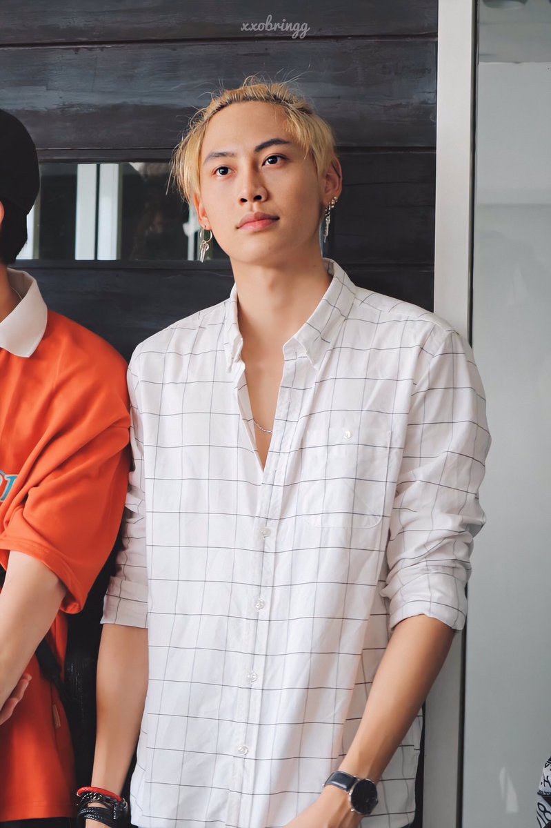 Boun with rolled up sleeves ; a necessary thread. 