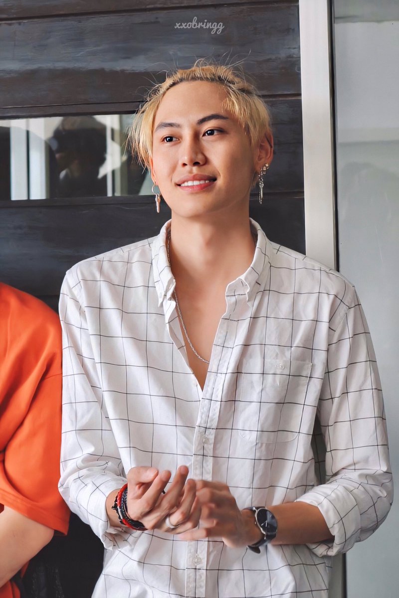 Boun with rolled up sleeves ; a necessary thread. 