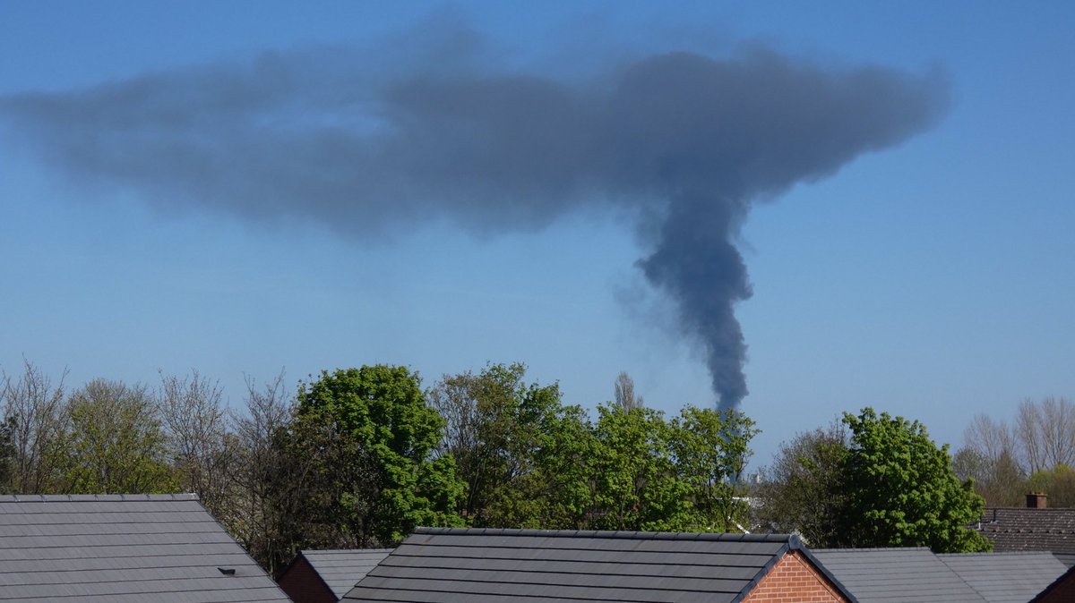 nerdegem's tweet image. Big #fire visible from #Ettingshall in the direction of #Willenhall/#Walsall. Stay safe! 
#WMFS