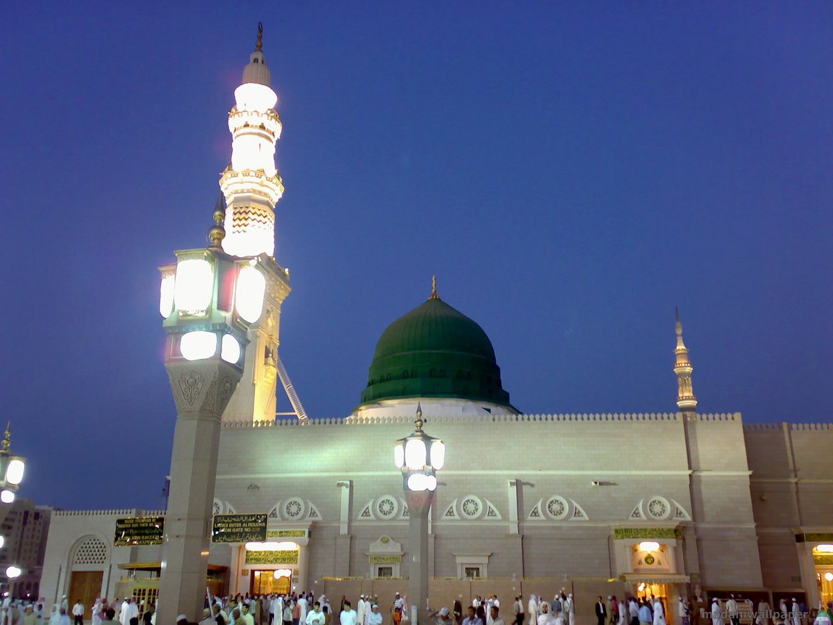 HamdONaat's tweet photo. مدینہ رات کو کیسا دکھائی دیتا ہے 
چاند بھی بس یہی دیکھنے کو نکلتا ہے https://t.co/9MHf4GcU9v
