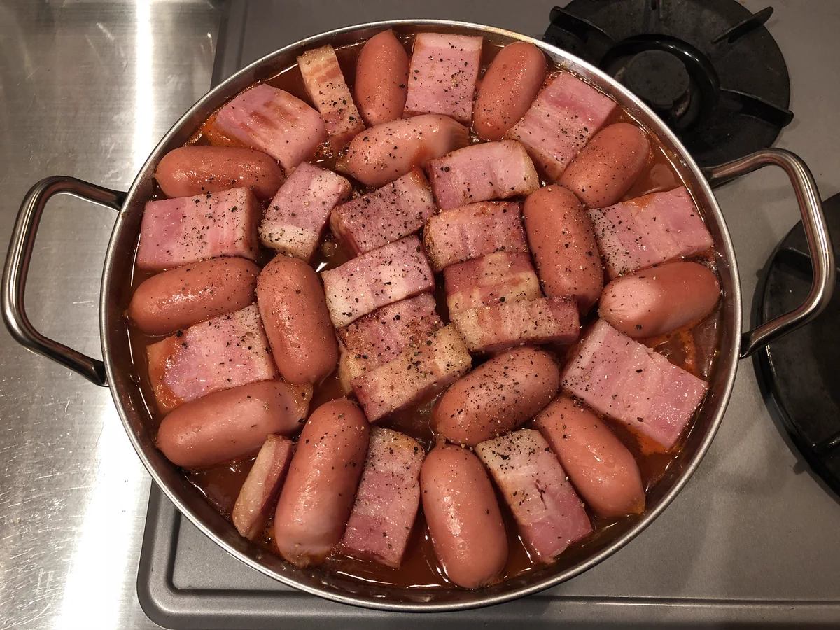 ウインナー＆ベーコンをじっくり煮込むと、豚肉に戻るらしい！？見たことのない斬新なお鍋がこちら！！