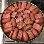 ウインナー＆ベーコンをじっくり煮込むと、豚肉に戻るらしい!？見たことのない斬新なお鍋がこちら!