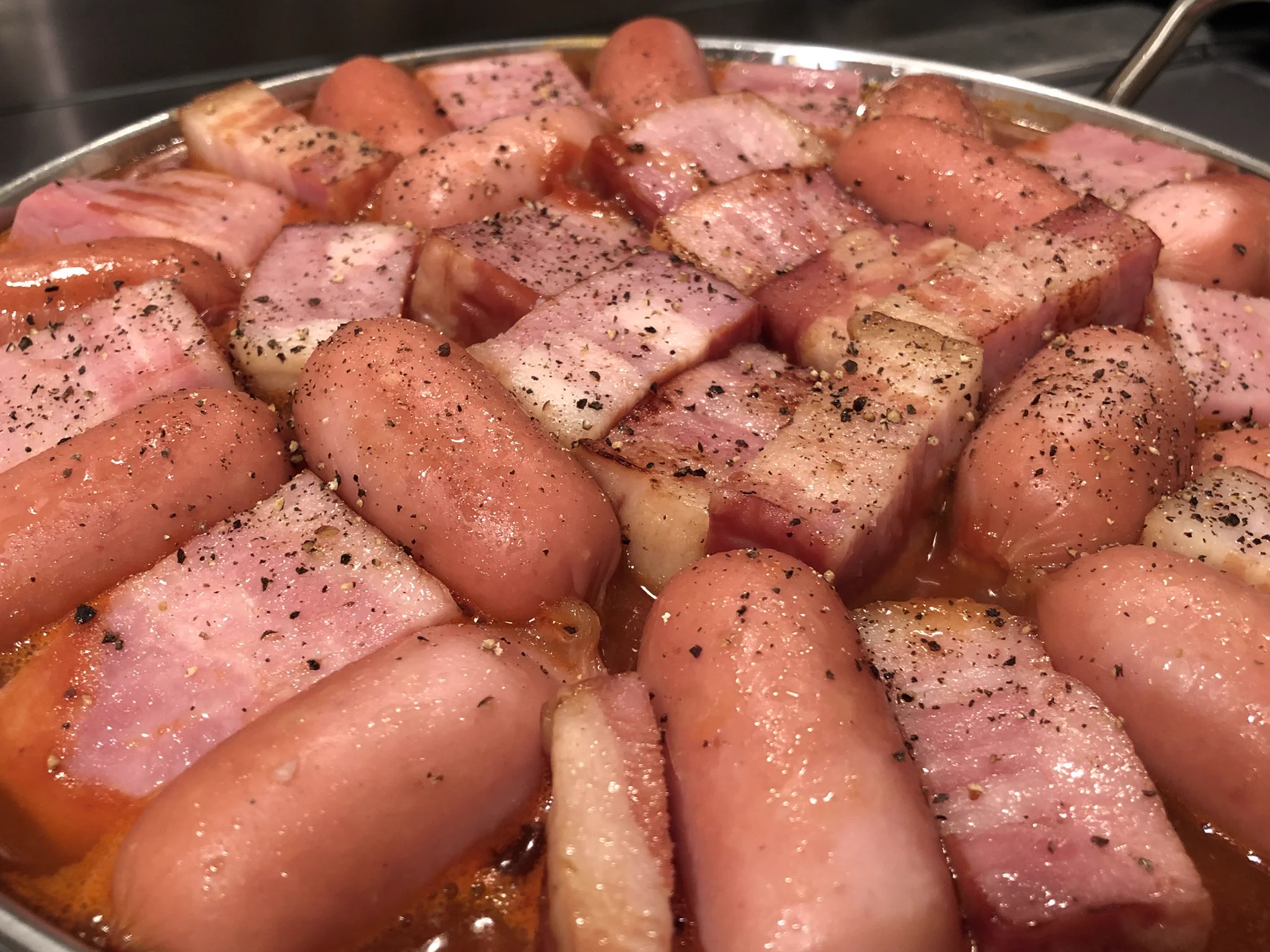 ウインナー＆ベーコンをじっくり煮込むと、豚肉に戻るらしい！？見たことのない斬新なお鍋がこちら！！