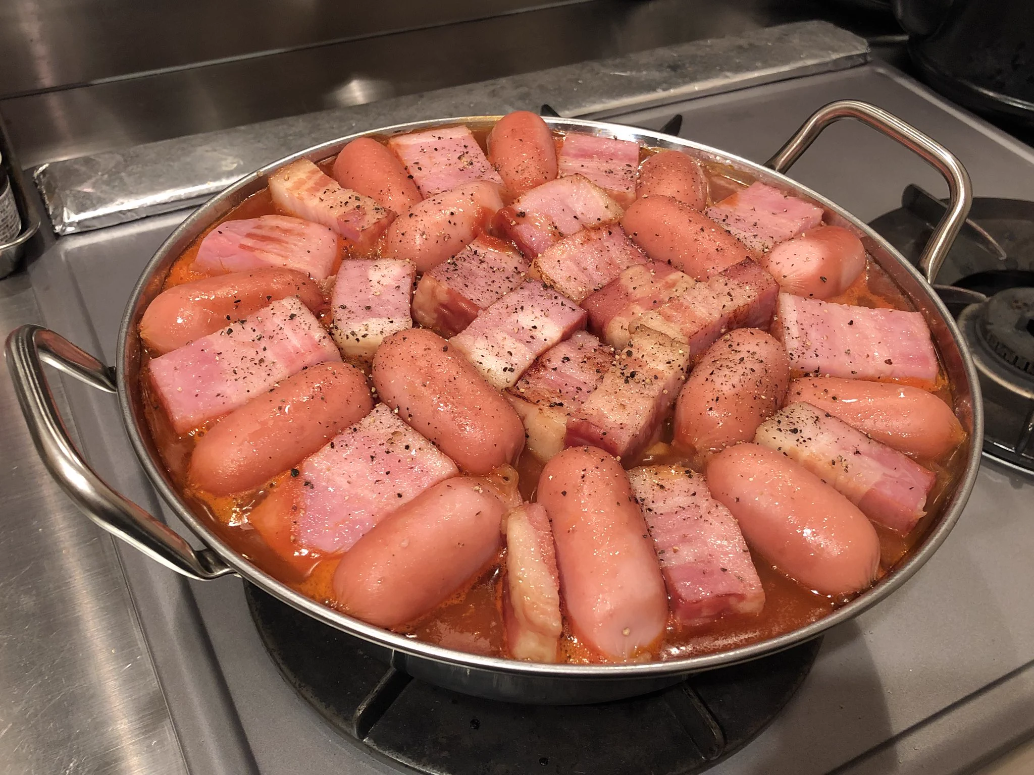 ウインナー＆ベーコンをじっくり煮込むと、豚肉に戻るらしい！？見たことのない斬新なお鍋がこちら！！