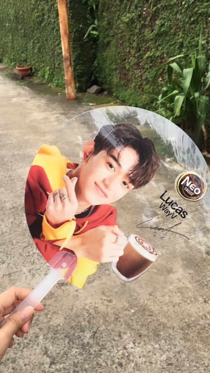 im_scoupsuh's tweet photo. Kipas ganteng βcobain kuyβ π kirain kecil ternyata gede. Uww Lucas gemes banget sih kamu dekππ #Lucas_xx444 #LucasWayV #NeoCoffe #cobainkuy https://t.co/YXwgJEl6LV