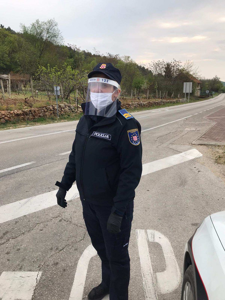 jozic_kristina's tweet photo. Ksenija 👮♀️💪, kontrola saobraćaja, PU Grude
MUP Zapadnohercegovackog kantona
#grude #mupzzh #postujpropise #vozioprezno
#zeneupoliciji #hrabre #solidarne #usluzbigrađana
#ostanikodkuce 📢
#covid_19 https://t.co/BLlDBdkzap